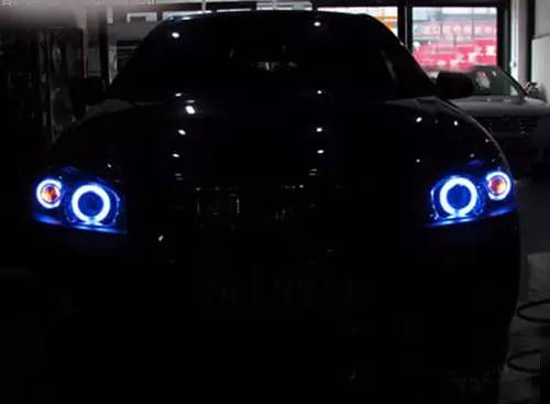 暴雨开车是双闪灯还是雾灯,雨天行车开双闪是正确还是错误