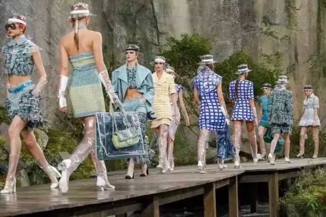 不get一件pvc单品，还怎么愉快的做彼此的塑胶姐妹花？