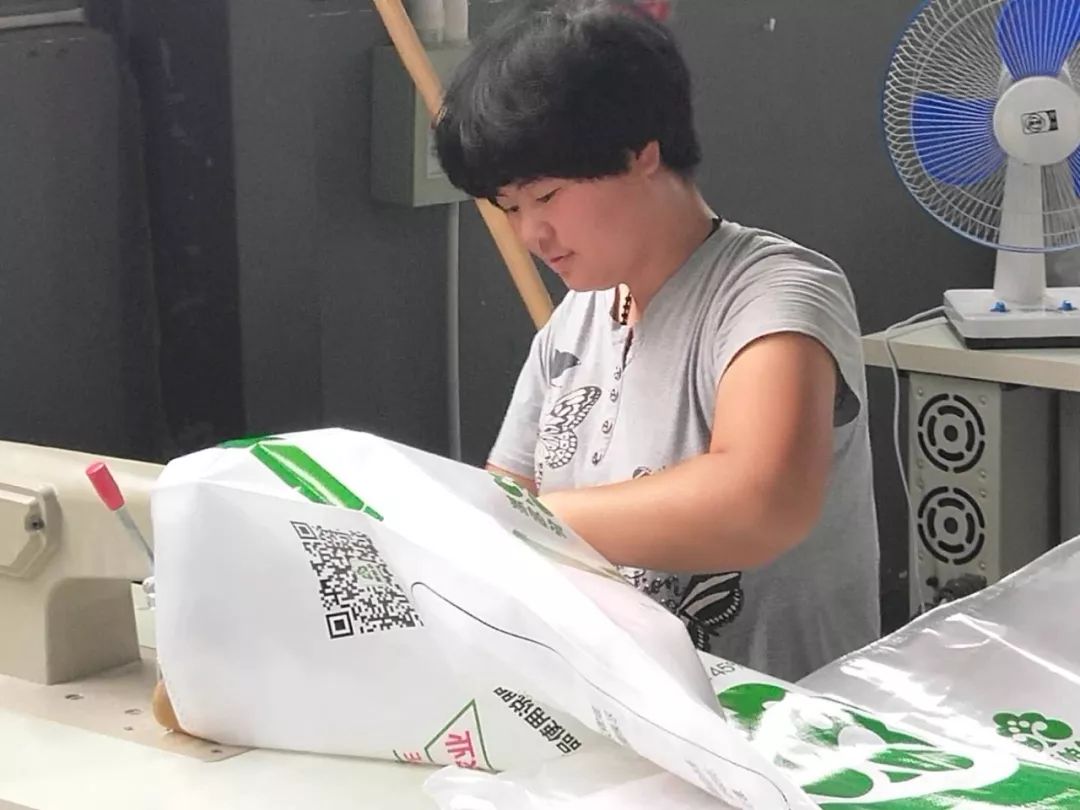 扶贫车间忙脱贫致富有保障,扶贫车间巧手编织新生活