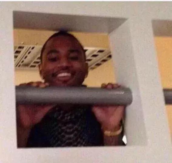 足球回不了家，哨响那一刻才知道，快乐只是你穿的保护色