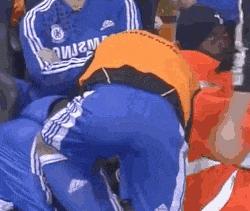 运动员为什么总喜欢摸鞋底,为什么运动员喜欢摸鞋底