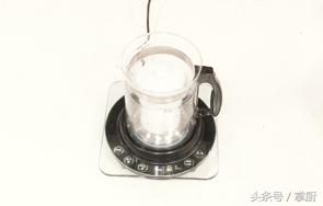 精选的灵芝，鲜美的鸡汤，滋补身子最佳选择！