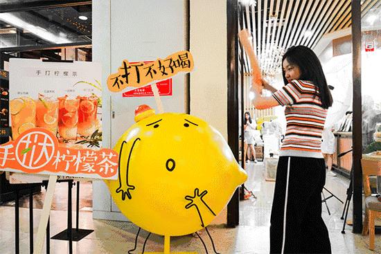 XXXL号的柠檬茶，让所有柠檬控都疯狂，竟然还免费送你100杯！