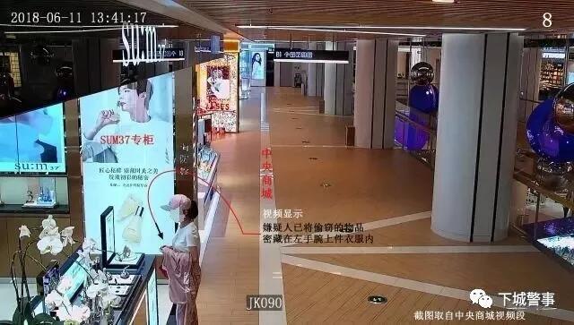 俩90后美女闺蜜竟跑到商场里干这么龌龊的事!连代购也沦陷啦