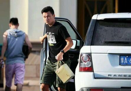 国足虽然没有机会踢世界杯,但座驾不比国际球星差多少!