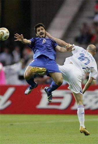 被压倒的摄影师，致谢他们球场上抓拍瞬间（搞笑旁白）