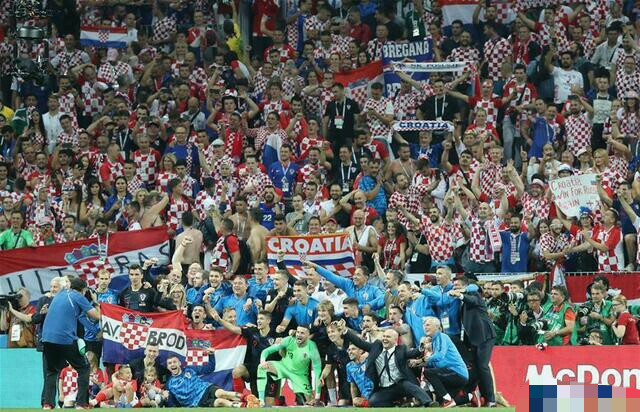 看了世界杯才知道祖国强大了,看世界杯了解国歌澳大利亚队