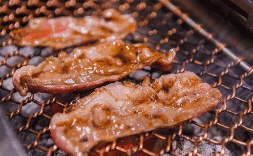 中国四川旅游看世界级的美景和可爱大熊猫,品尝当地火辣的美食!