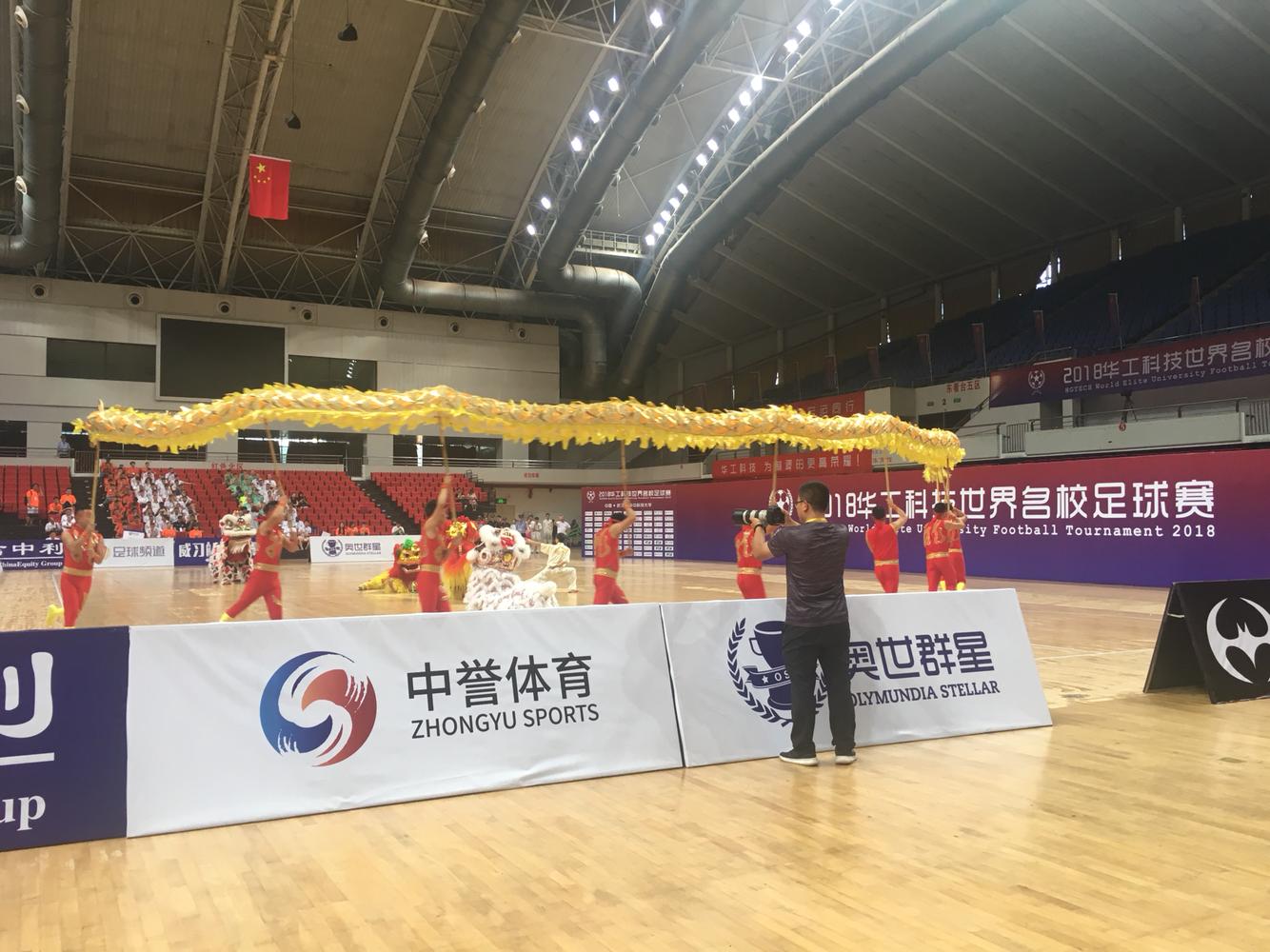 看学霸怎么打篮球,学霸看足球比赛