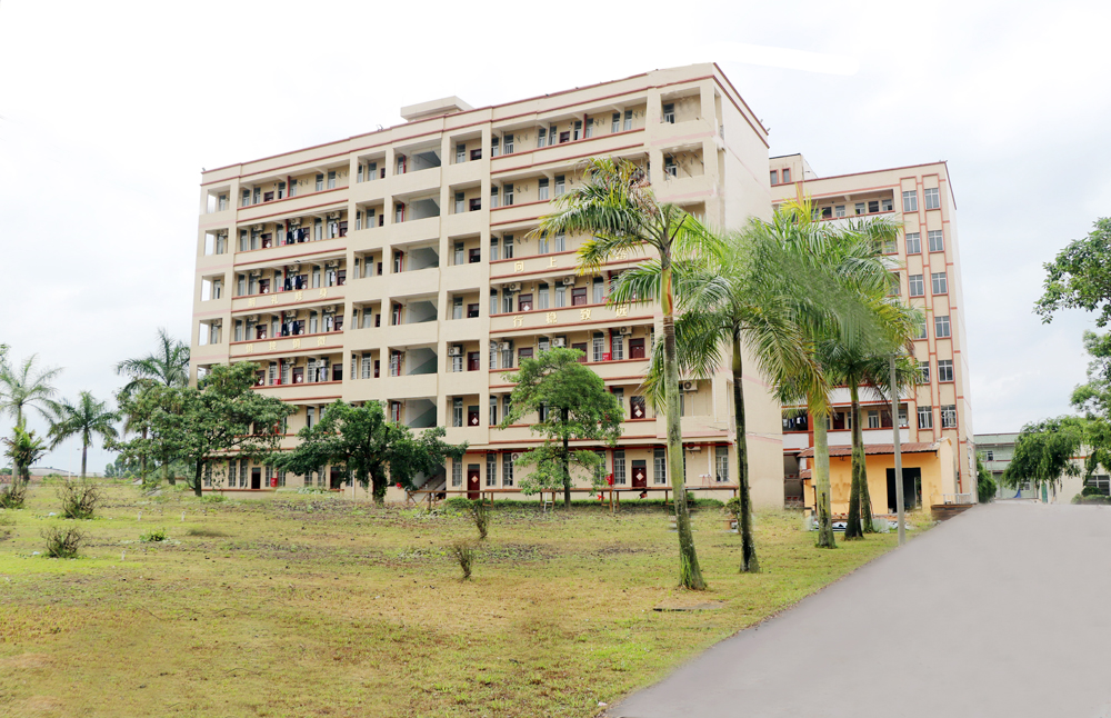 高州实验学校和黄冈实验哪家好,高州黄冈实验学校的游泳馆