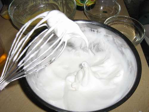 戚风蛋糕蛋白打发程度分为哪几种,戚风蛋糕看出来发泡了怎么回事