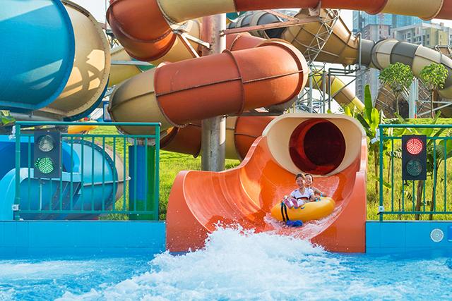 足球宝贝泳池助力足球比赛,足球宝贝组合水上闯关