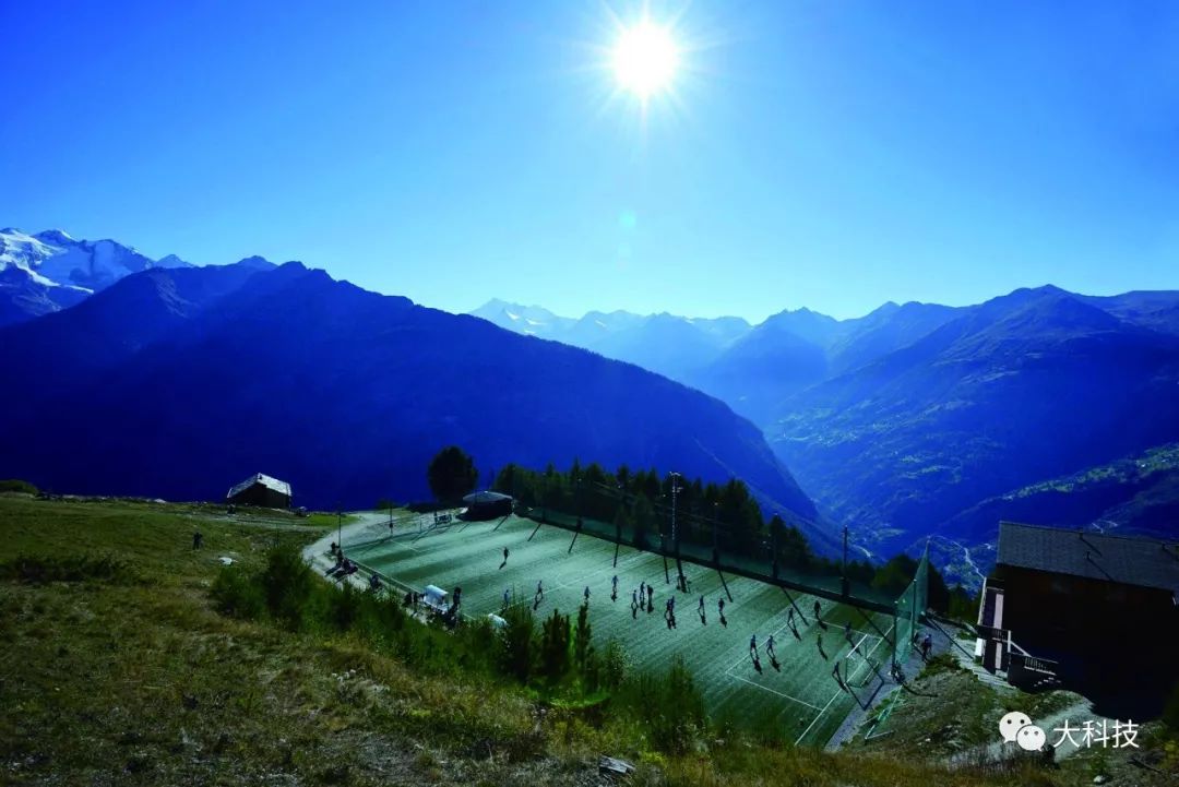 足球场奇葩时刻集锦,世界上最奇葩的球场