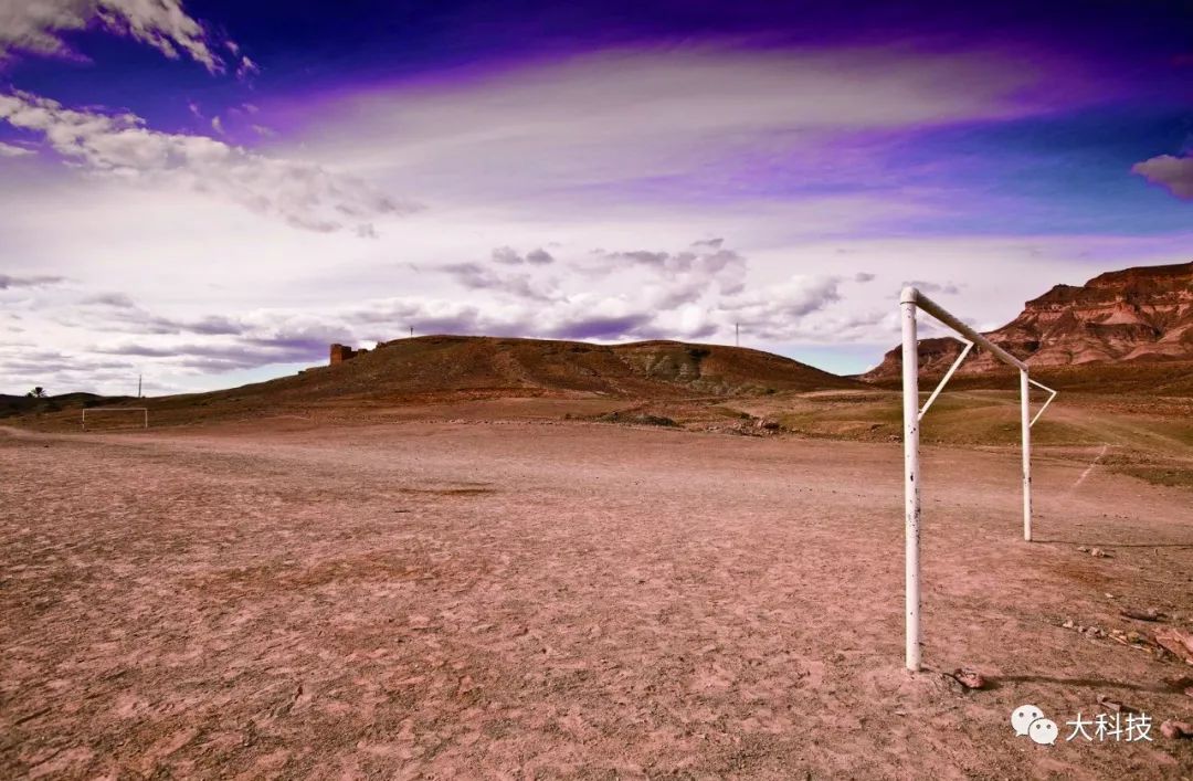 足球场奇葩时刻集锦,世界上最奇葩的球场