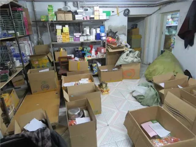 12人涉嫌贩卖毒品案受审,21名犯罪嫌疑人被一举抓获都有谁