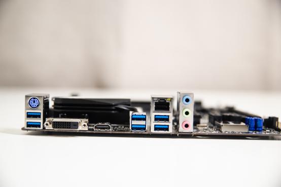 不能去现场看决赛？也许你应该组建一台看球神器