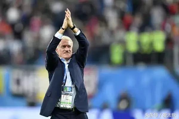 法国队2018夺冠拿大力神杯,2018世界杯法国举起大力神杯