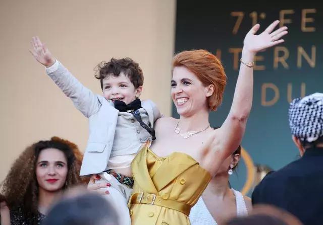 李嫣李老师照片,李亚鹏女儿李嫣的社交账号