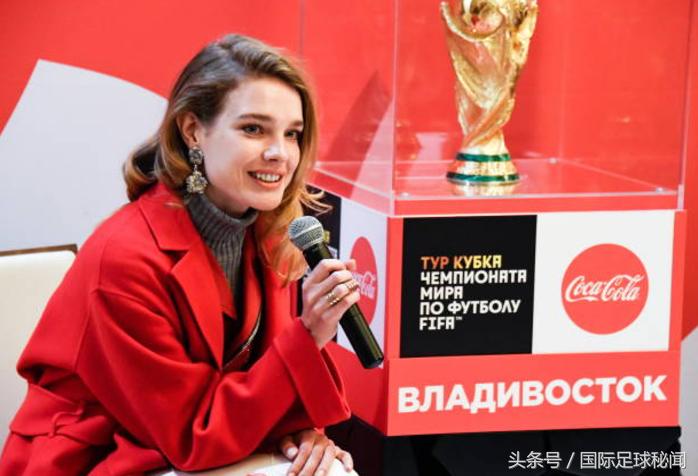 大力神杯美女特使成功抢镜两大前足坛巨星