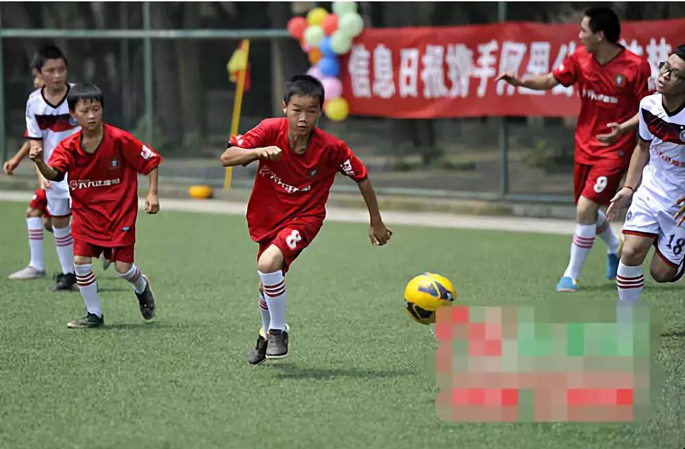 世界杯结束了，这位村小校长和他的孩子们的足球梦，才刚刚开始