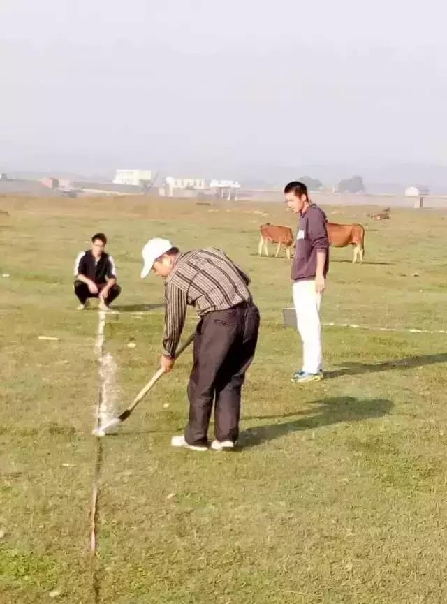 世界杯结束了，这位村小校长和他的孩子们的足球梦，才刚刚开始