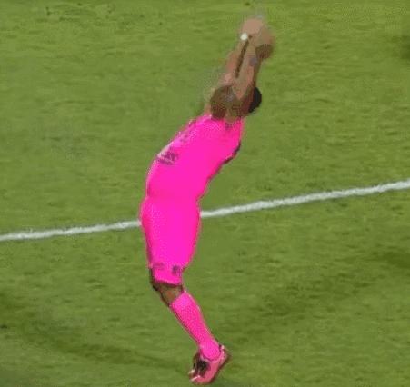 粉粉的裁判举止夸张，笑点满满，然而他却承受着巨大的委屈