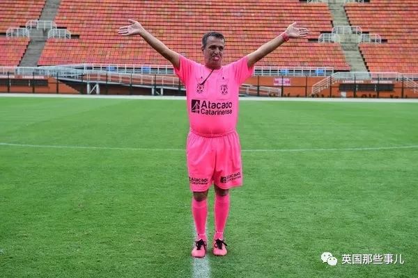 粉粉的裁判举止夸张，笑点满满，然而他却承受着巨大的委屈