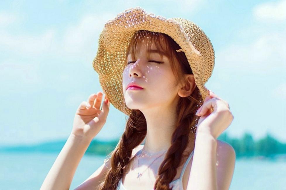 他的胸口也跟着闷闷地疼，连忙将她连人带被子抱了起来！