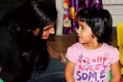 我动用了一篮子的谈判技巧，收服了一个大夏天死都不肯穿凉鞋的娃