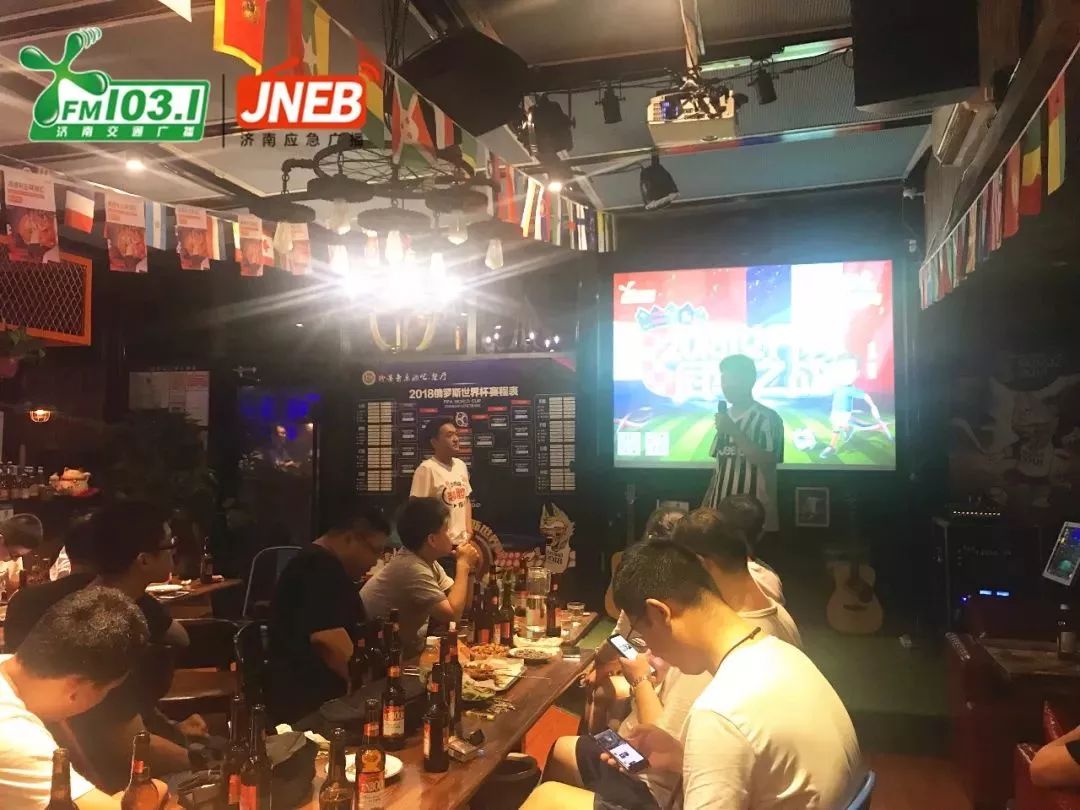 装腔不停！晓东小雨带你嗨翻世界杯冠军之夜！听说激情赛事与啤酒烤串更配哦~