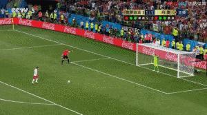 克罗地亚人脱下衣服震惊网友：哪有什么奇迹，只有普通人含泪奔跑