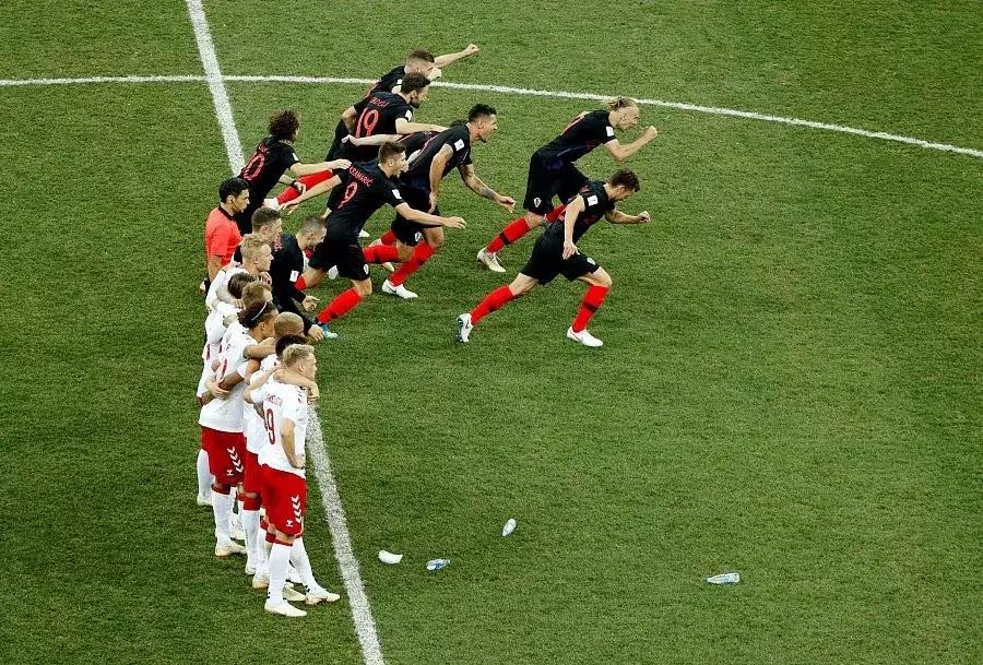 克罗地亚人脱下衣服震惊网友：哪有什么奇迹，只有普通人含泪奔跑