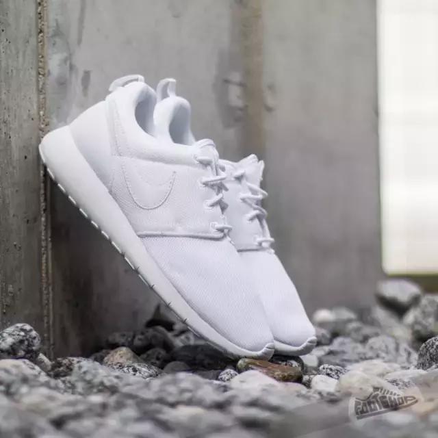 夏天不热小白鞋怎么穿舒服,夏天怕热穿什么鞋子好呢