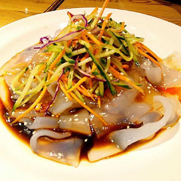 老东北美食五彩大拉皮凉拌做法,老东北美食东北大拉皮的正宗做法