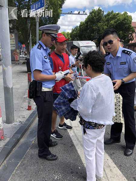 上海申花队员“客串”交通志愿者呼吁公众关注文明出行