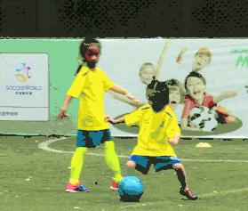 亲子足球传接球,亲子足球乐融融