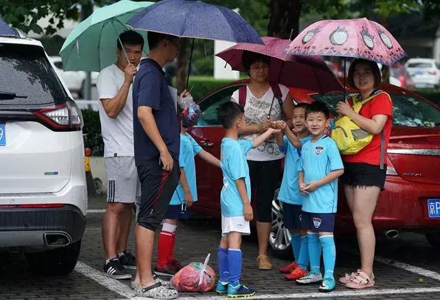 北京百队杯足球赛程多长时间,雨水浇不灭热情