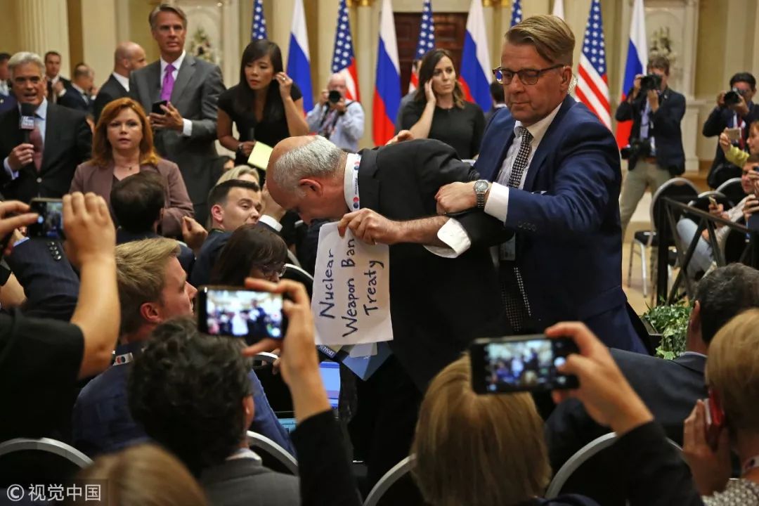 普京迟到、特朗普挤眼睛、记者会上赠球……“普特会”有哪些细节？