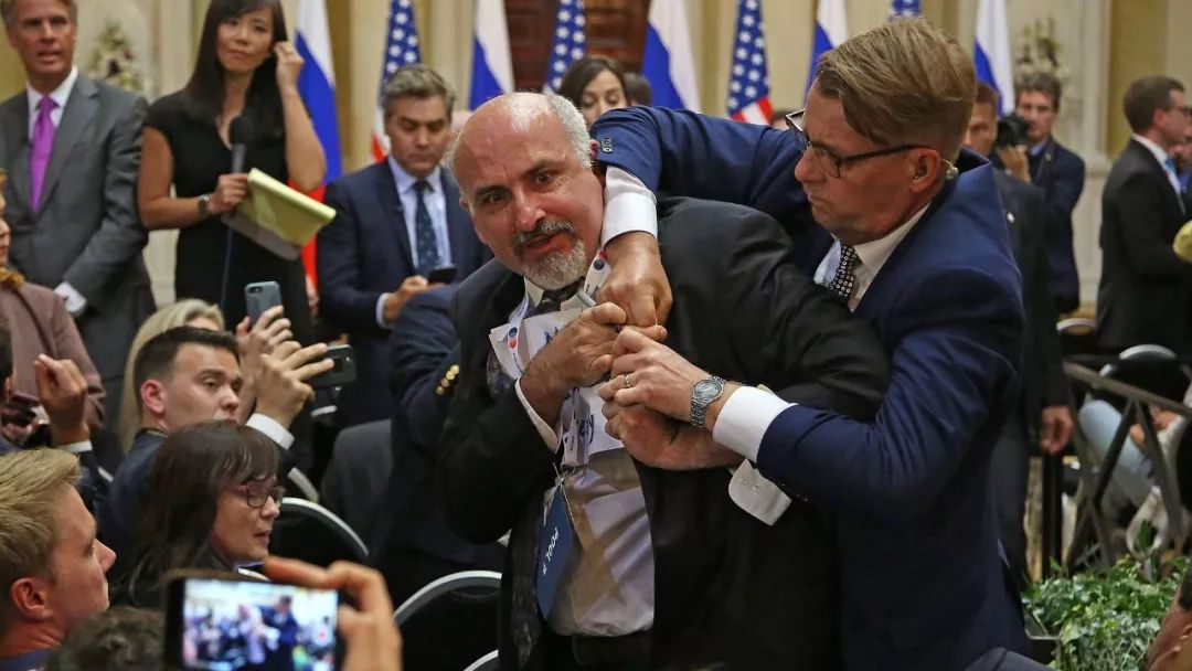 普京迟到、特朗普挤眼睛、记者会上赠球……“普特会”有哪些细节？