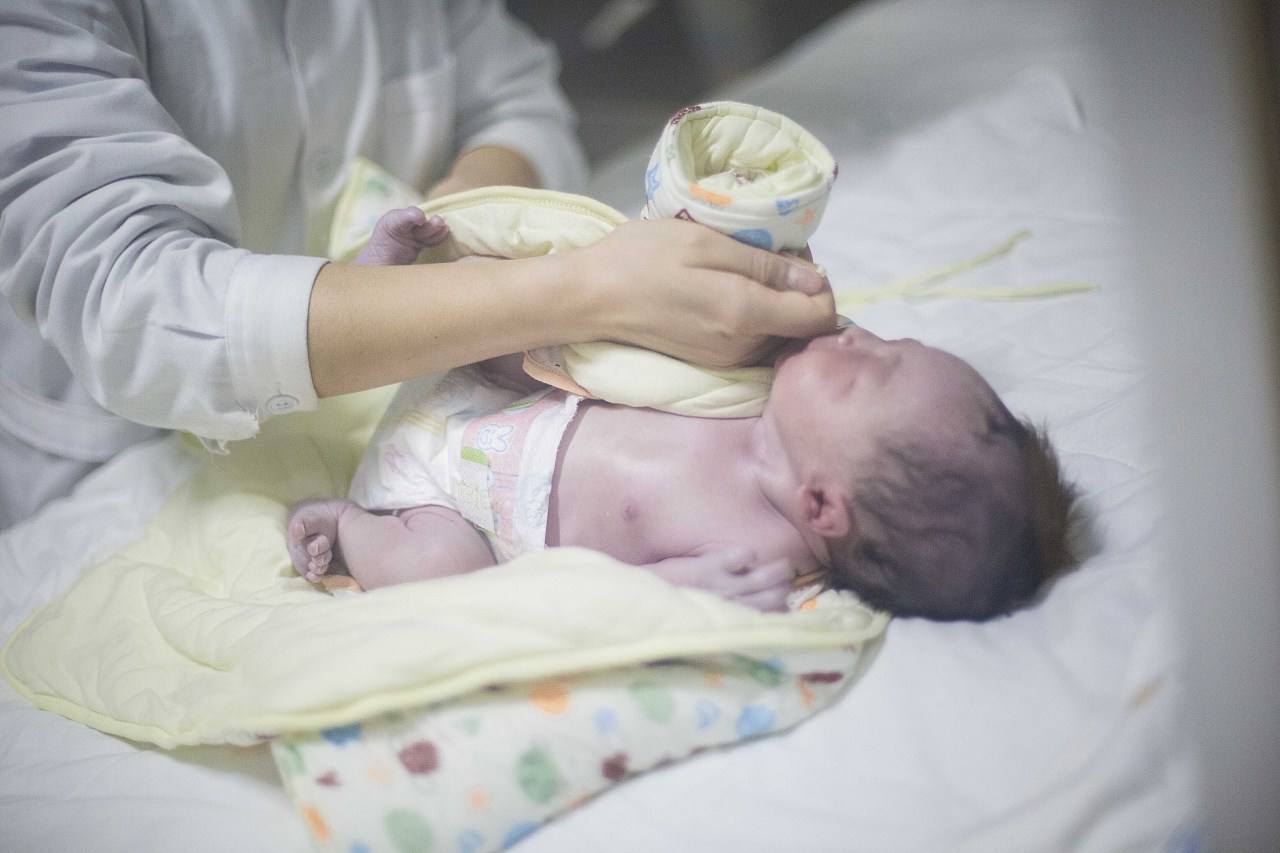 顺产和剖腹产对比哪个遭罪少,顺产挤压肚子到底有多痛