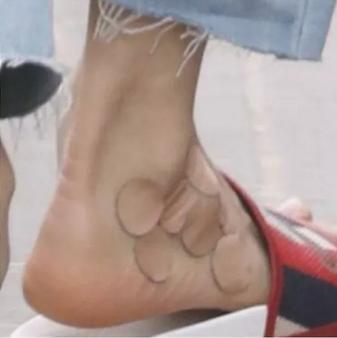 朱正廷歪头撒娇黄明昊,朱正廷吐槽捏脸