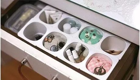 她在衣柜里系了根鞋带,衣柜竟然瞬间大一倍,服!