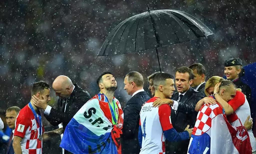 战机护航直播,克罗地亚首都数万球迷狂欢庆祝