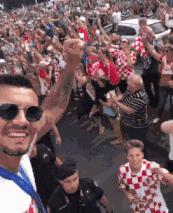 战机护航直播,克罗地亚首都数万球迷狂欢庆祝