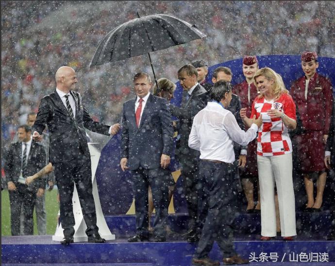 只因在人群中孤零零一把伞，坏了普大帝的“完美名节”