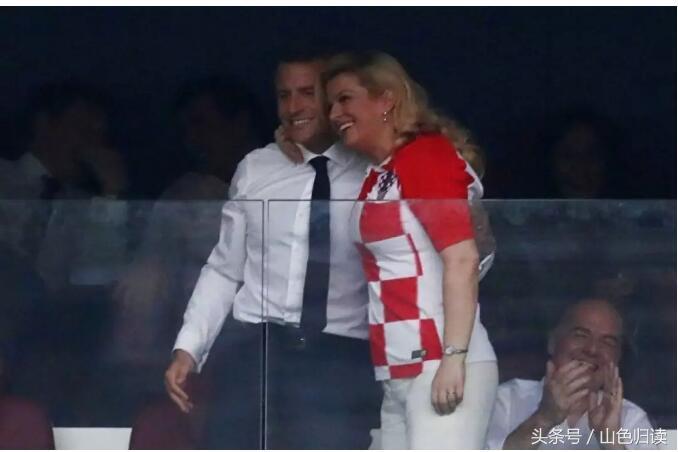 只因在人群中孤零零一把伞，坏了普大帝的“完美名节”