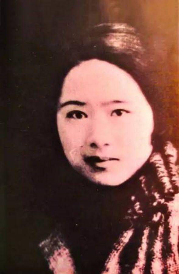 父亲参加过反袁运动后30年，她嫁给了袁世凯的孙子