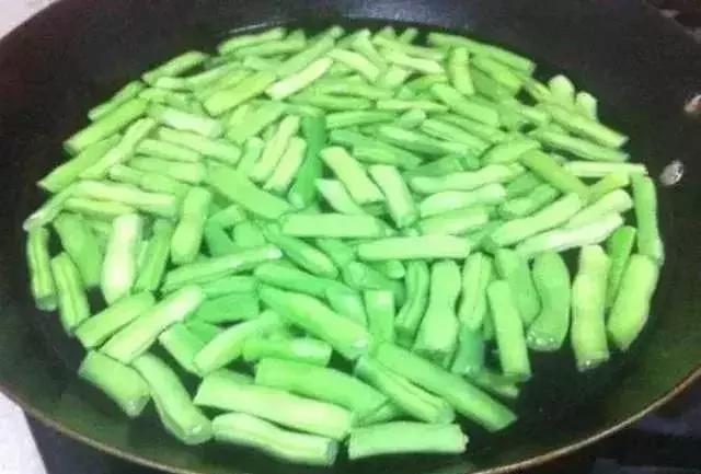 豆角炒不熟是怎么回事,豆角炒的不怎么熟能吃吗