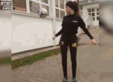 这位“不务正业”的天气女郎因足球一踹成名