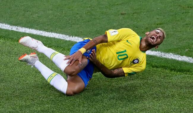 内马尔被犯规一笑而过,内马尔被犯规笑了